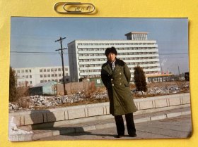 穿军大衣的青年 多单合并运费满百包邮只发快递 彩色老照片非黑白老照片 全网同售 不定期下架 加购请及时付款 欢迎选购 241109PSD