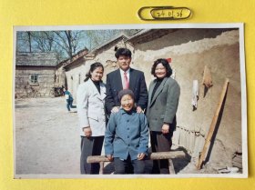 老家空地上 多单合并运费满百包邮只发快递 彩色老照片非黑白老照片 全网同售 不定期下架 加购请及时付款 欢迎选购 240526PSD