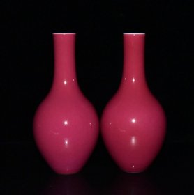 清雍正胭脂红釉瓶一对21×10厘米