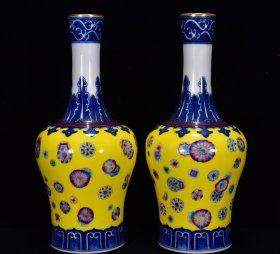 清乾隆青花粉彩皮球花纹摇铃瓶24*11厘米