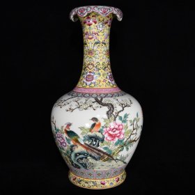 清乾隆粉彩花鸟纹花口瓶32.5×18厘米