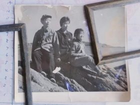 七八十年代.青岛自行车工业公司职工 母子三人在海边.胸前佩戴毛主席像章