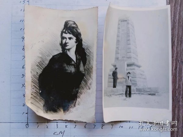 七八十年代.青岛老照片   在纪念碑前，素描.外国女子