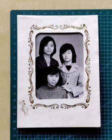 八十年代三姐妹合影照片，海燕照相拍摄，品相如图，长11.1厘米，宽7.9厘米