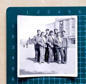 早期男女青年在辽宁“本溪文化宫”合影照片，背面写有拍摄地点，品相如图，长5.7厘米，宽5.7厘米