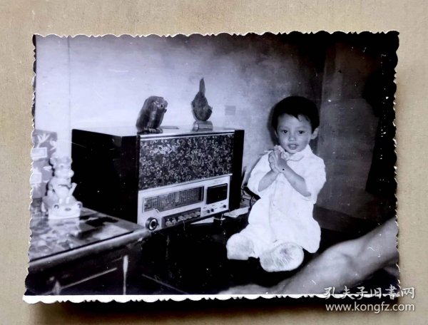 八十年代儿童与收音机合影照片，品相如图，长9.3厘米，宽6.8厘米
