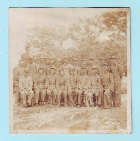 1951年“华东人民革命大学一部五班三组全体同学”合影照片，背面写有拍摄日期，品相如图，长5.7厘米，宽5.8厘米