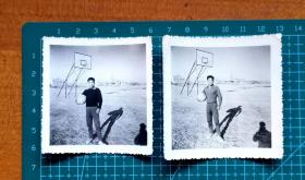 早期男青年在农村野外篮球场黑白照片2张，背后房子外墙上刷着“奋发图强”，品相如图，长6厘米，宽6.3厘米
