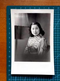 早期日本美女黑白照片，身穿和服，品相如图，长9厘米，宽13.6厘米