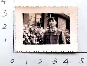 时期男青年黑白照片，身后墙上贴着毛主席语录，品相如图，长4.6厘米，宽3.4厘米