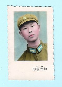 五六十年代帅气军人照片，手工上彩，无锡“中国照相”拍摄，品相如图，长7.2厘米，宽4.6厘米