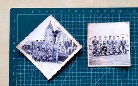 五十年代上海榆林区足球队合影照片2张，运动服上印有“榆林”，品相如图，长6厘米，宽5.8厘米。上海榆林区1960年撤销建制，辖地划归杨浦区。