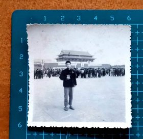 六七十年代男青年在北京天安门广场留影照片，手里捧着红宝书，品相如图，长6厘米，宽6厘米