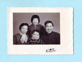 一家四口全家福黑白照片，上海梅兰照相拍摄，品相如图，长9.9厘米，宽7.2厘米