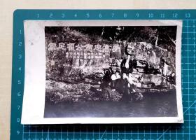 早期无锡鼋头渚“明高忠宪公濯足处”合影黑白照片，品相如图，长12.4厘米，宽8.1厘米