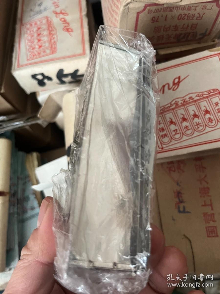 金龙牌不锈钢牙刷盒&上世纪库存&单个标价，多个在售，随机发货外，包装细节有出入