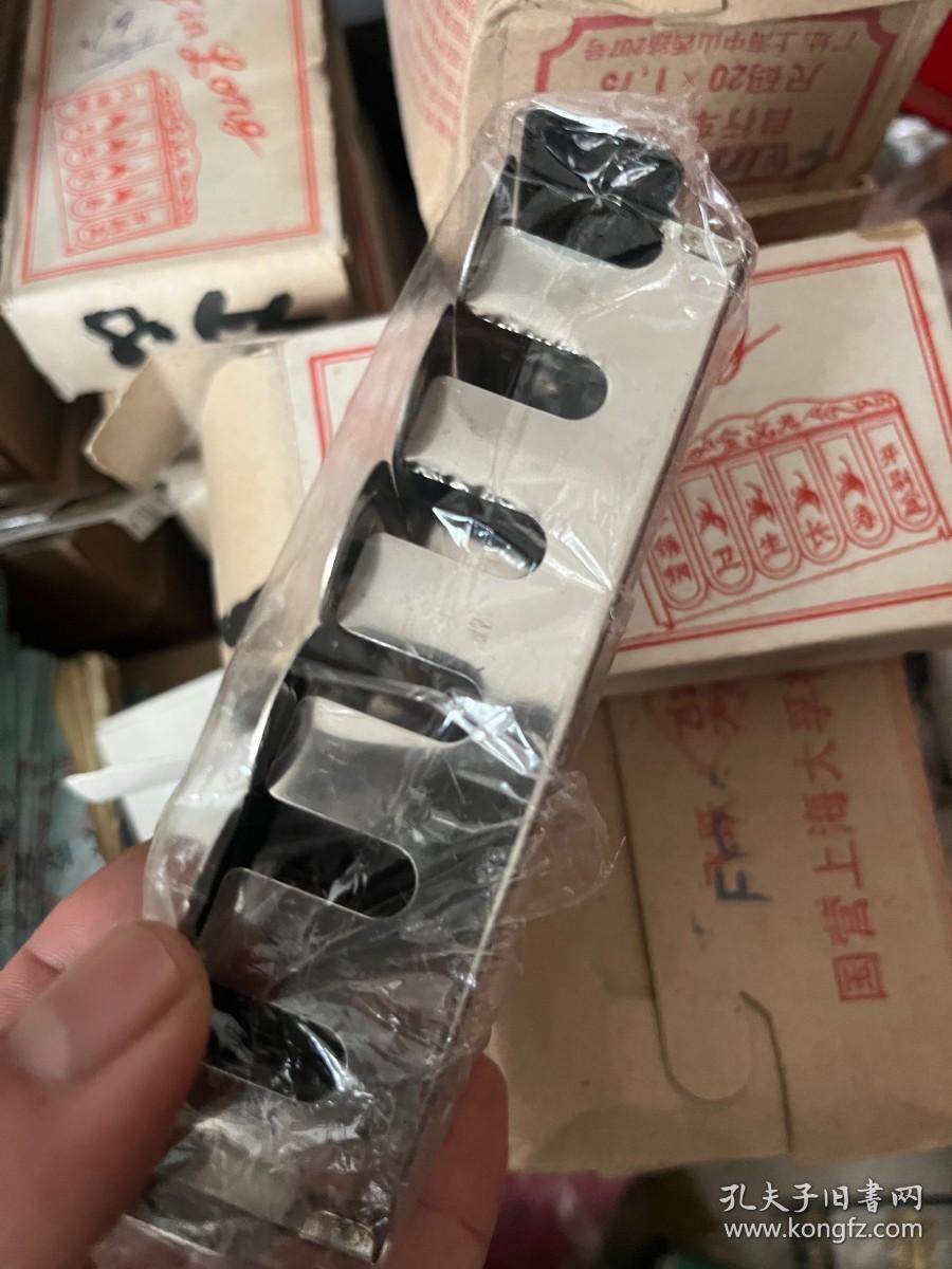 金龙牌不锈钢牙刷盒&上世纪库存&单个标价，多个在售，随机发货外，包装细节有出入
