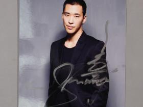 W 同一旧藏：华语流行乐男歌手、演员 黄立行签名照 一件 HXTX240873