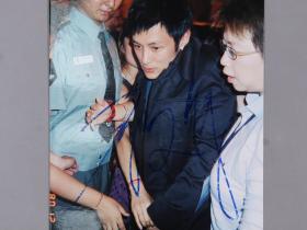 W 同一旧藏：中国香港影视男演员、流行乐歌手 余文乐签名照 一件 HXTX240859