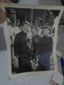 黑白照片，毛泽东和林彪在一起