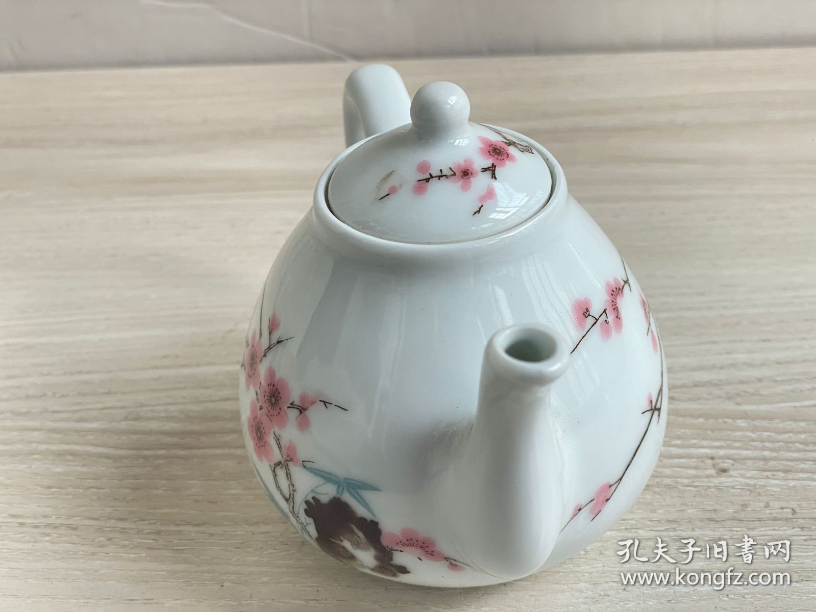 收到茶壶一个，白瓷，器形规整