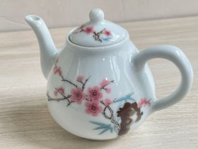 收到茶壶一个，白瓷，器形规整