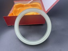 玉手镯一只重35.6克左右