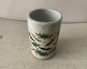 收到瓷笔筒一个，瓷器