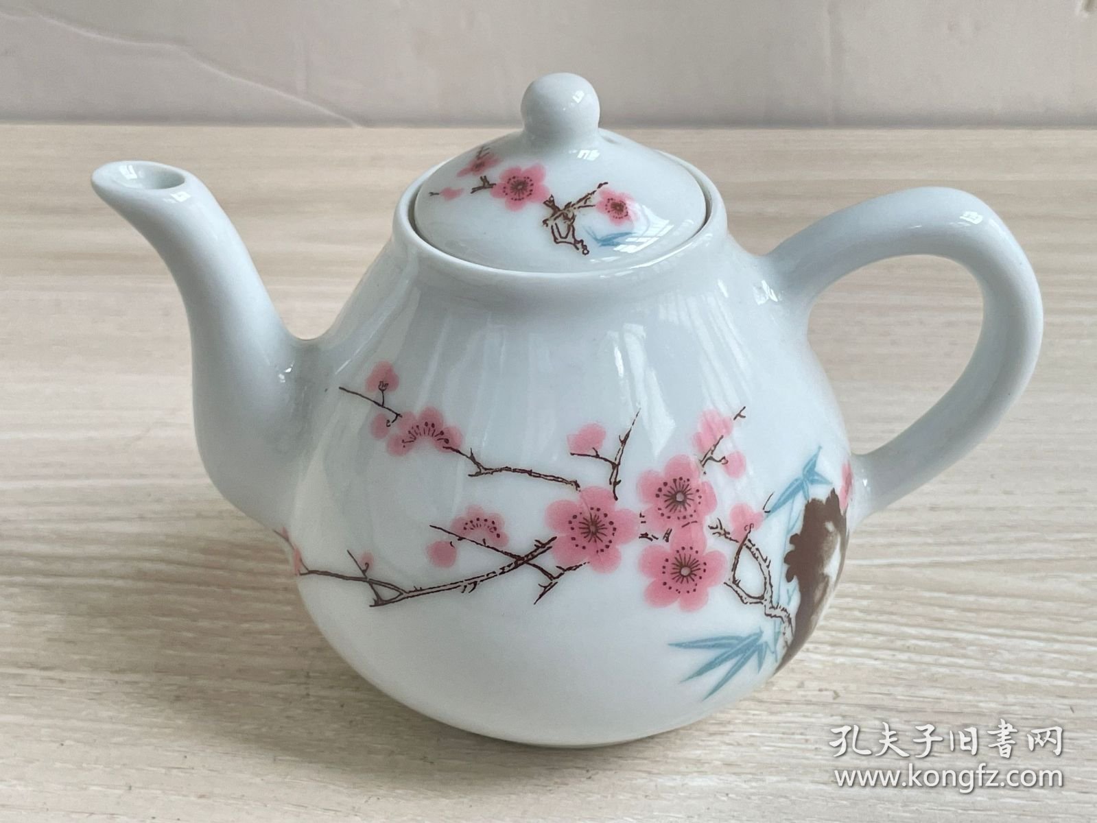 收到茶壶一个，白瓷，器形规整
