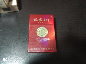 硬盒烟标：龙凤呈祥