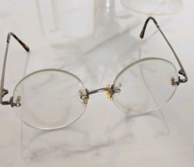 老石头眼镜一副