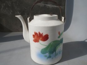 釉下彩绘荷花提梁壶