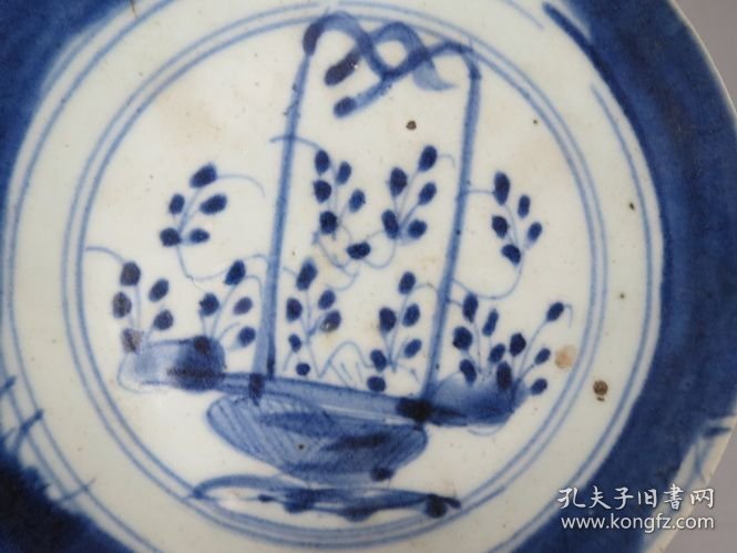 低出一个青花花篮盘子