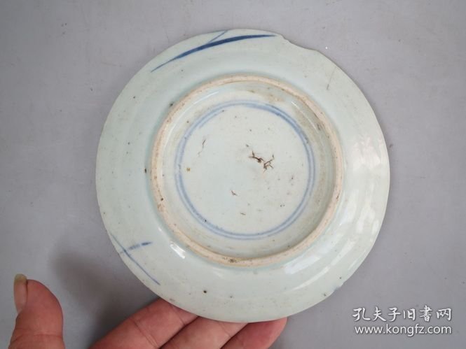 低出一个青花花篮盘子