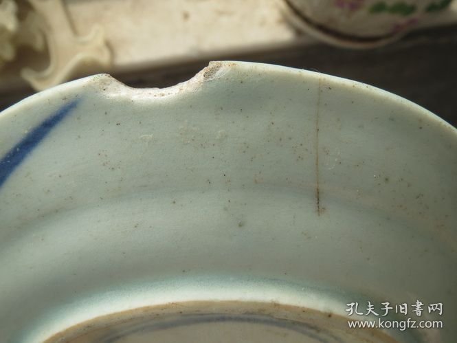 低出一个青花花篮盘子