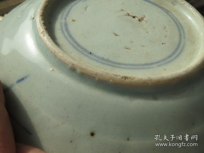 低出一个青花花篮盘子