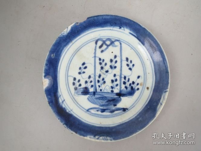 低出一个青花花篮盘子