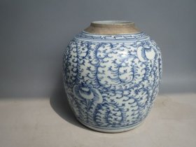 青花缠枝莲纹罐
