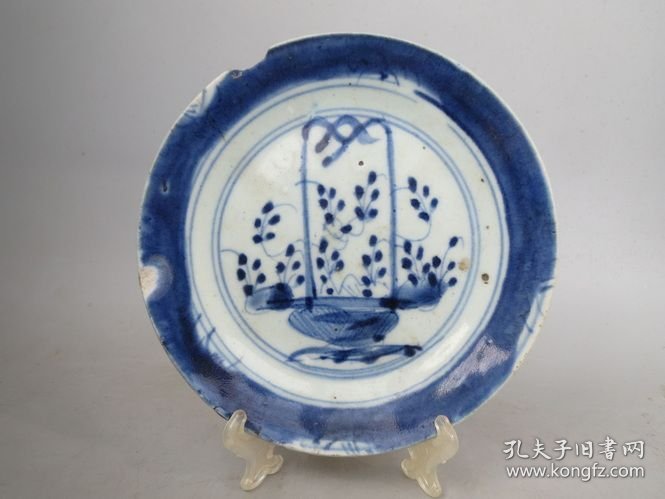 低出一个青花花篮盘子