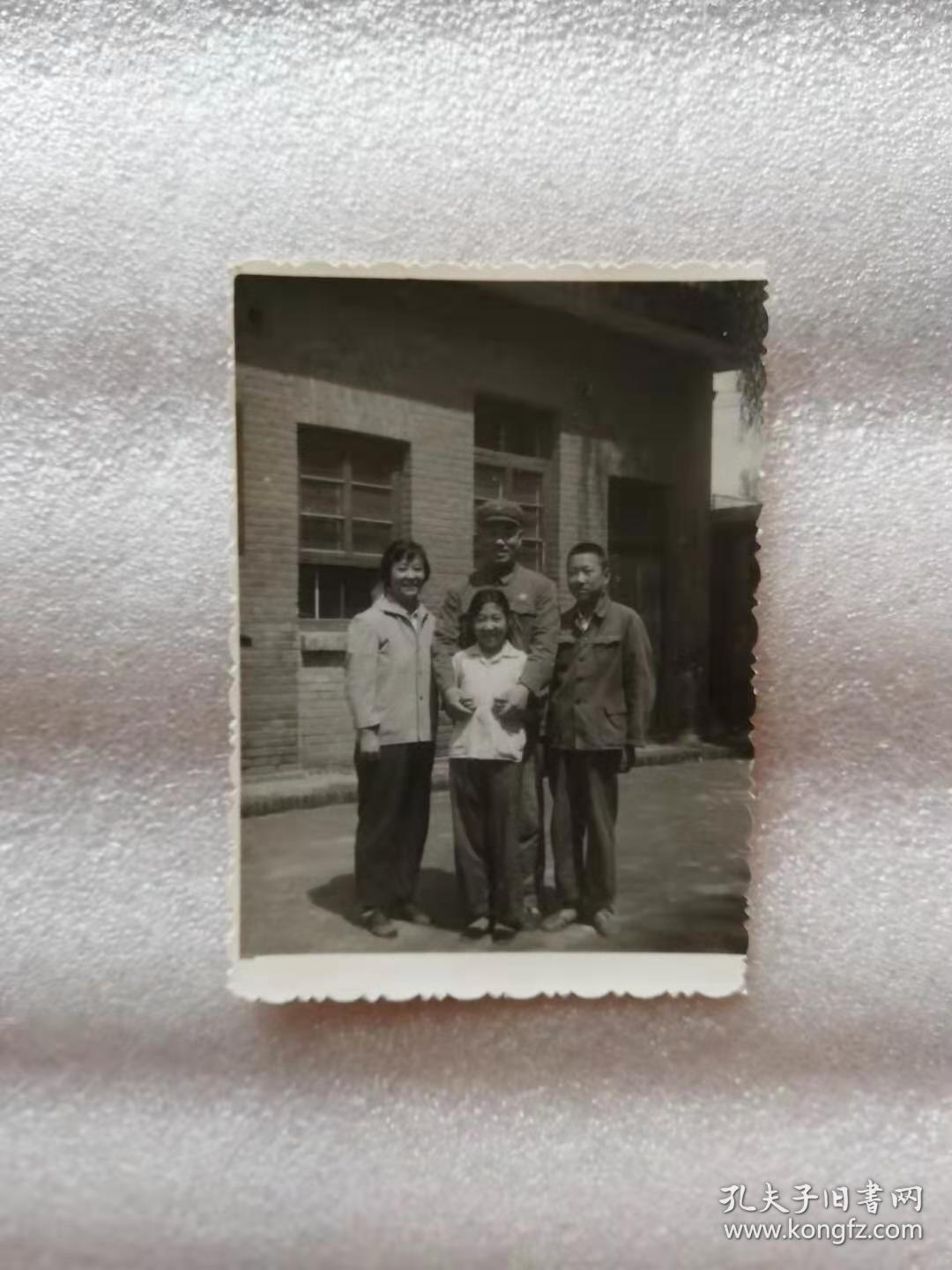老照片——全家合影（4人）（军人家庭）