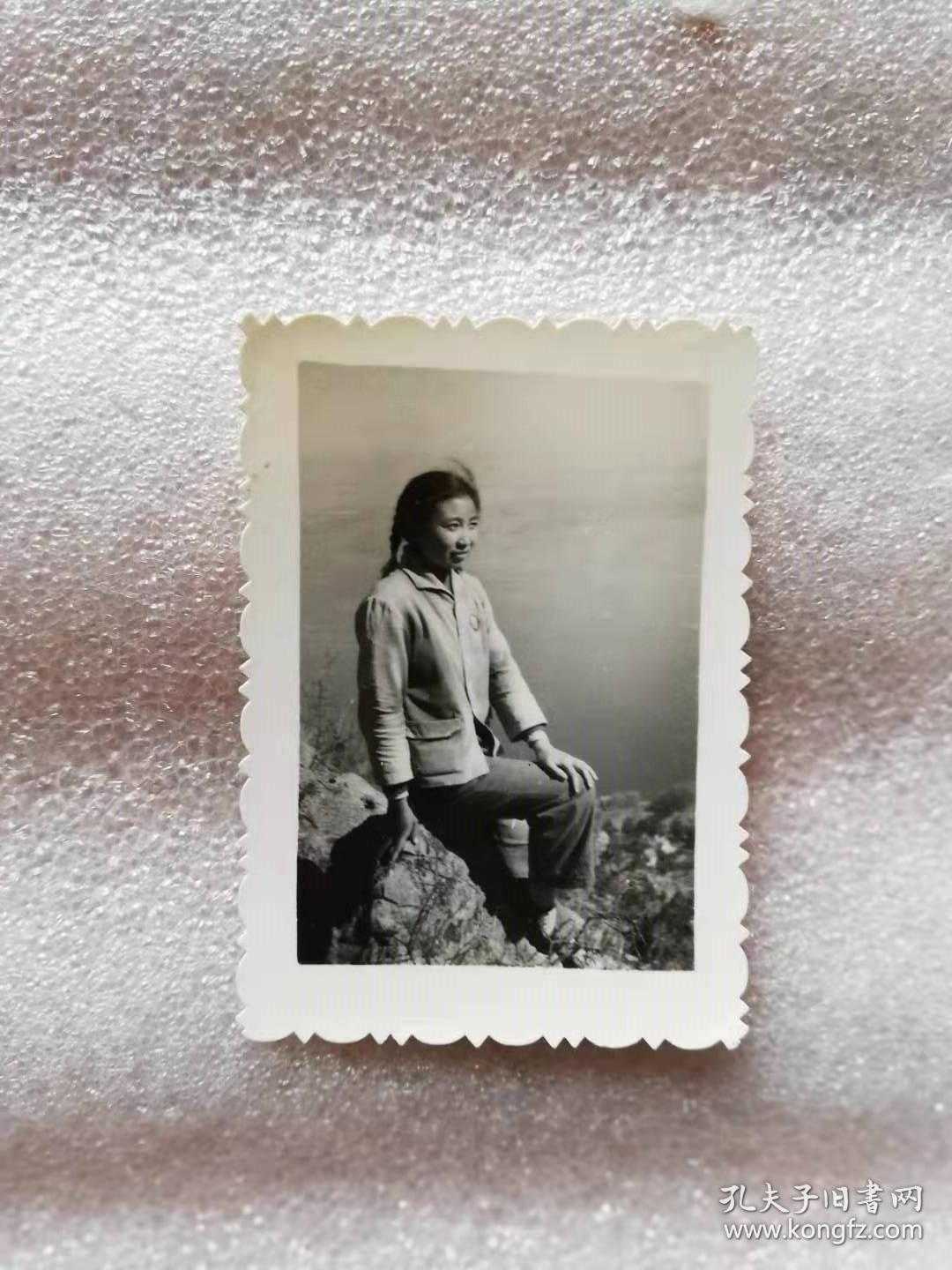 老照片——梳辫子佩戴毛主席像章的女青年（西山西园留影）