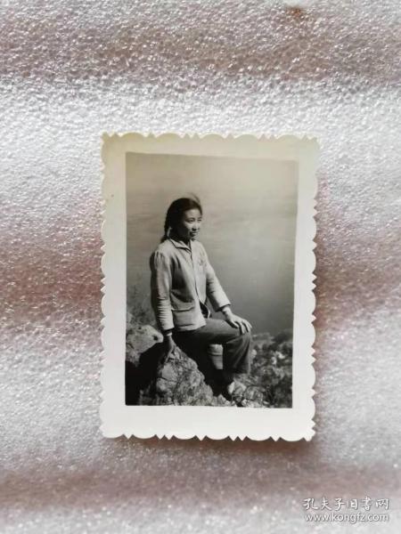 老照片——梳辫子佩戴毛主席像章的女青年（西山西园留影）