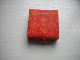 《中国邮政兔年生肖章》铜质原包装盒子，直径5厘米，N4616号，北京邮政1987年出品10品，北京邮政生肖纪念章