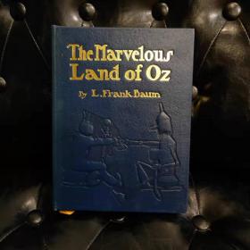 《奥兹国仙境（Marvelous Land of Oz）》Easton Press 真皮竹节背原版，书角轻度破损。这套书装帧特别精美，封皮封底的图案都是凹凸雕刻的，插图十分精美，三面书口刷22K黄金，竹节背，真丝绸带书签