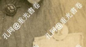 民国1930年代国军将士签赠照，国民革命军，佩戴部队番号胸章和蒋委员长像章