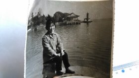 早期湖边的美女黑白照片。