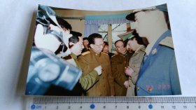 某杂志社旧藏早期“首长观看新式军服”彩色照片9，带底片。