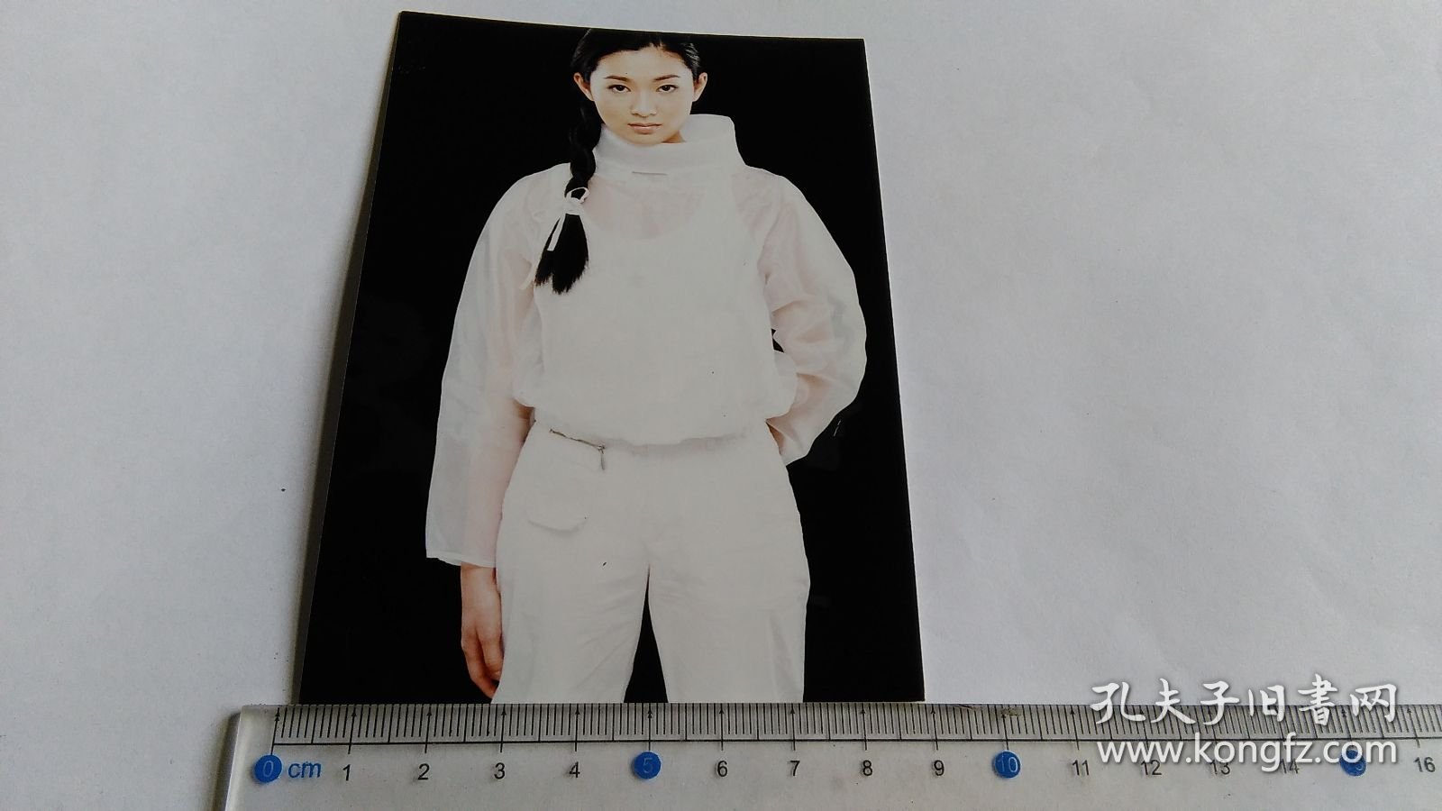 早期穿高领装的漂亮美女演员彩色照片2。