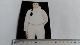 早期穿高领装的漂亮美女演员彩色照片2。