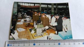 某杂志社旧藏早期检查参观新式军服生产车间彩色照片5，带底片。